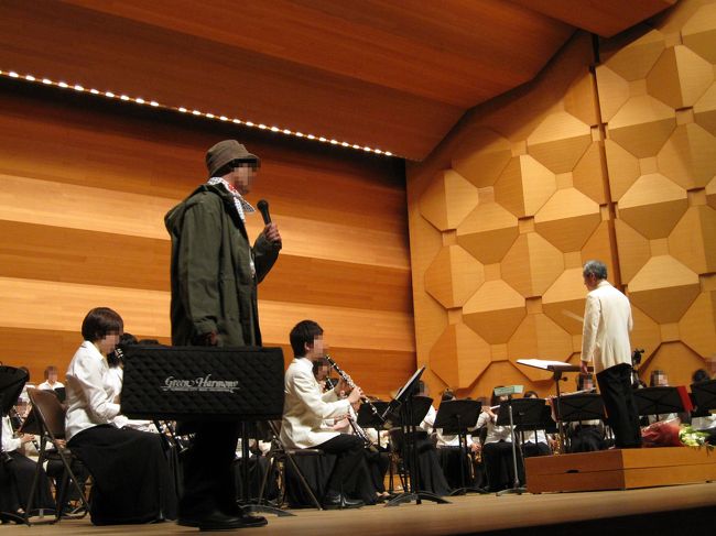 ２部構成で２時間。ソロあり、歌もあり、手拍子あり、<br />今は休んでいるけど今日だけ出演する<br />ファミリーバンドもありで盛り上がりました。<br /><br />そして、フィギュアの金メダリスト高橋大輔選手<br />（倉敷出身）が、オリンピックの競技で選んだ<br />Ｎ．ロータ作曲のバレエ音楽「道」が演奏されました。<br /><br />これは、昨年夏のコンクールで選曲していたらしく、<br />偶然、高橋選手と同じ曲を選んだ事に<br />何か縁を感じると、指揮者の方がおっしゃっていました。