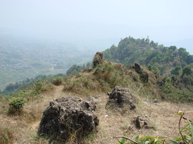 尾根筋は溶岩でできている。