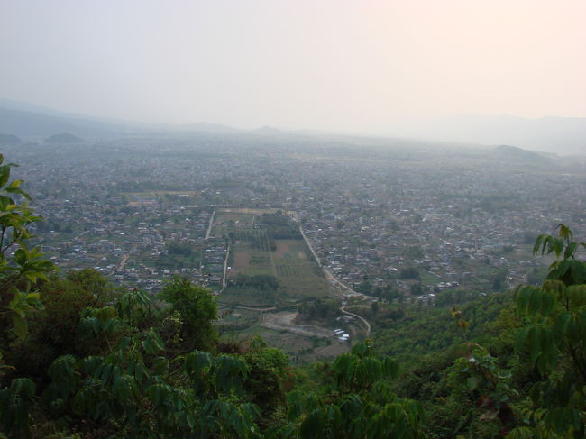 山の斜面とポカラの町。