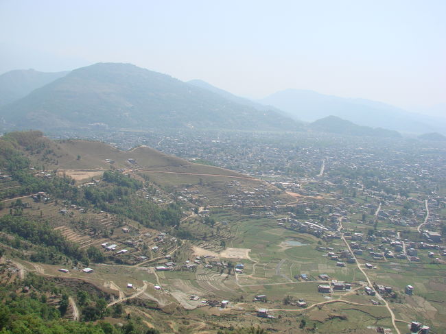 麓に広がるパカ村。