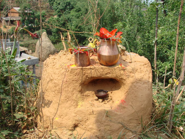 メトラン村の給水管理の小父さんの庭にある精霊の祭壇。