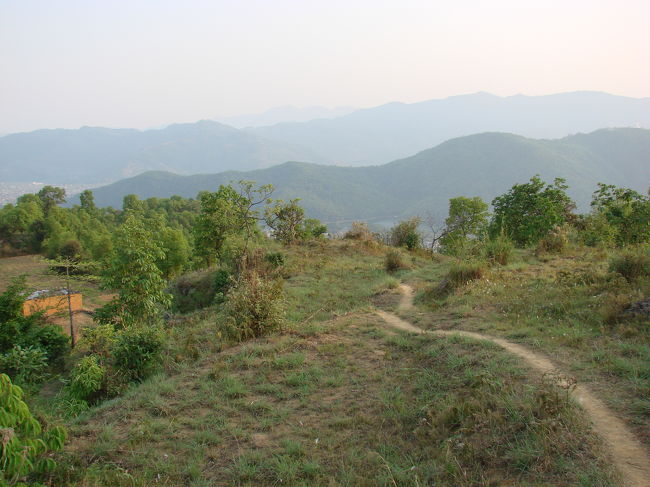夕方、少し先のペワ湖が見下ろせるビューポイントへ行ってみる。