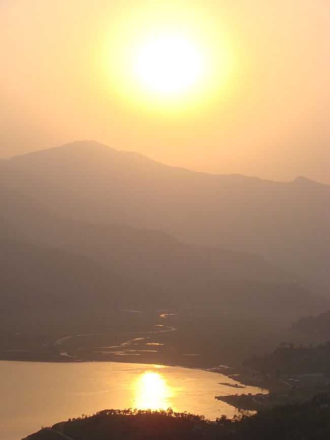 ペワ湖を赤く染めて西日が沈んでゆく。