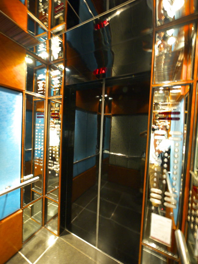 エレベーターも豪華です。