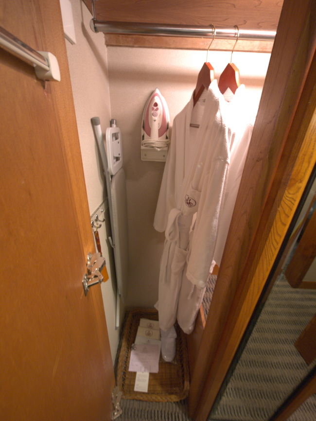 クローゼットも清潔で、バスローブもありました。