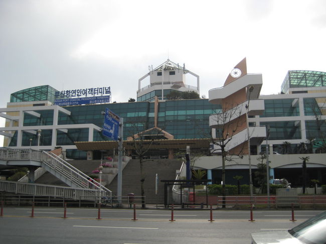 沿岸旅客ターミナルに８時に着いた。<br />巨済島の長承浦港行きは９時との事。<br />