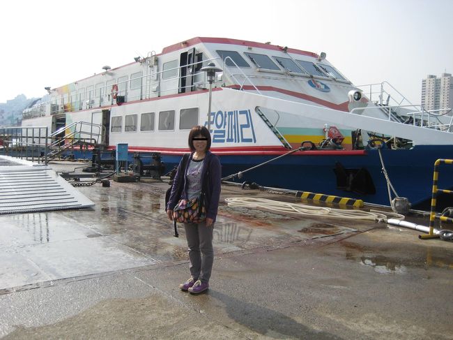 以外と小さい船で少し不安に<br />なってきました。<br />乗船時間は５０分程度なので<br />なんとか我慢できるかなぁ・・・