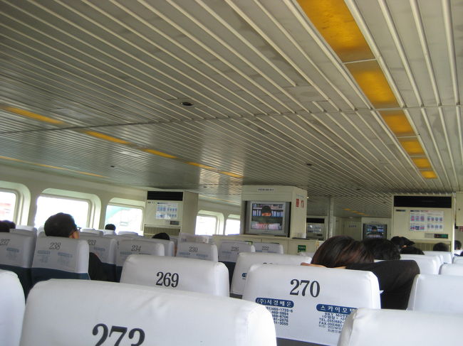 平日なのでお客は少ないです。<br />後ろから２番目の席でした。