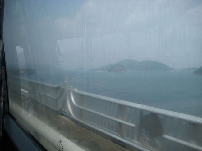 船は出発しました。<br />不安が的中してしまいました。<br />ものすごく揺れが・・・