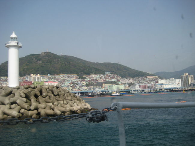 後は一刻もはやく到着する事を<br />祈りました。<br />港に到着した途端<br />トイレに駆け込みました・・・。<br /><br />とりあえずは案内所で外島遊覧船の<br />乗り場を尋ねたら日本語わかる方が<br />いて親切に教えてくれました。<br />でも、<br />外島遊覧船チケット売り場では<br />本日は強風の為に遊覧は中止と言われた。<br /><br />オーマイゴット！！！<br />とことん外島には行けないんですね。<br />ここまでやってきたのに・・・<br /><br />もうろうとしながら次の予定であった<br />統営に早めに行く事にしました。<br />とりあえずは長承浦市外バスターミナルまで<br />市内バスで移動１０００Ｗです。<br />統営行きは次々とあるようで１０：３５には<br />乗れました。４５００Ｗで約１時間で到着。<br />