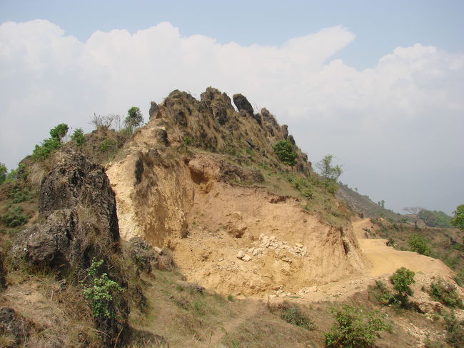 メトラン村からギャルザティ村へ行くには古い疎間道と新しい道路の二通りある。旧道は尾根の左側を通っている。