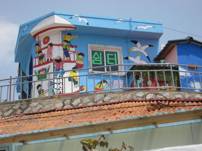 この作品はお家全体に<br />ペイントがされています。<br />青い空とよくマッチしていますね。