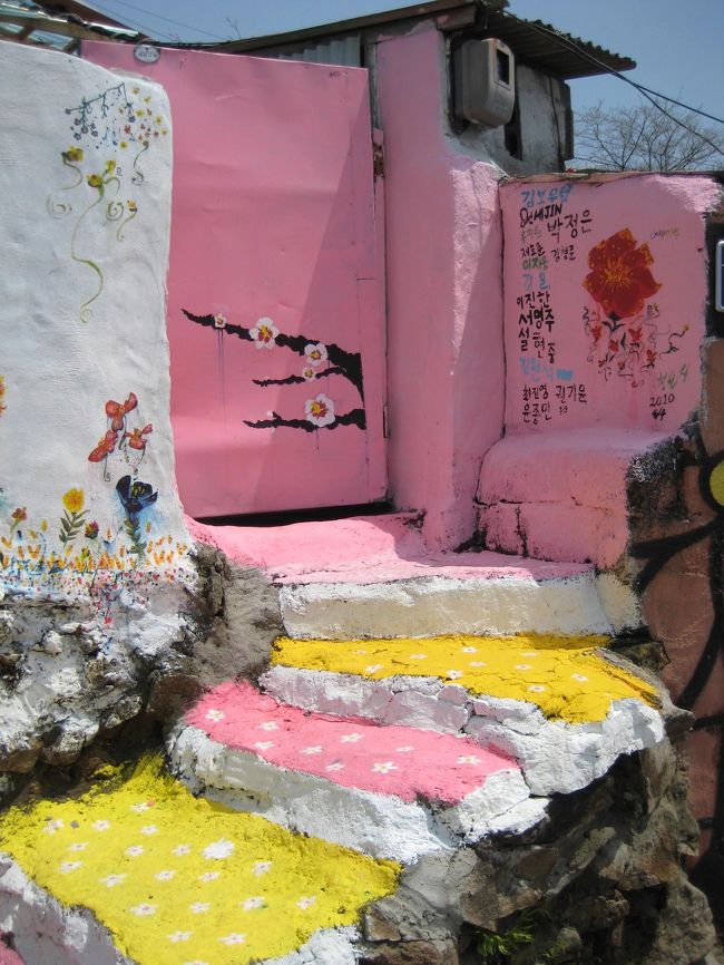 こちらは玄関ポーチ階段が<br />メルヘンチッツクな感じに<br />なっていました。