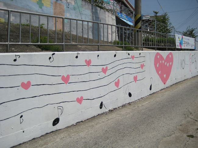 急な坂道に描かれているので<br />坂道でも楽しくなってしまう効果が<br />あると思います。