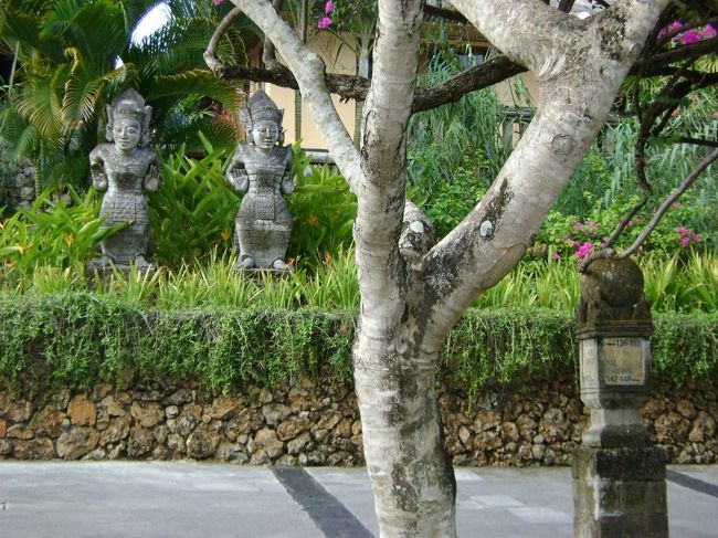 <br /> 方向音痴の私は、レセプションへ行くのに<br /><br />　この石造と木を目印に。結構歩きます。<br /><br />　二日目は見事に迷子に。ここは何処？