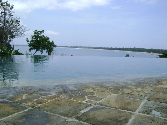 　インフィニティプール。青い！<br /><br />　