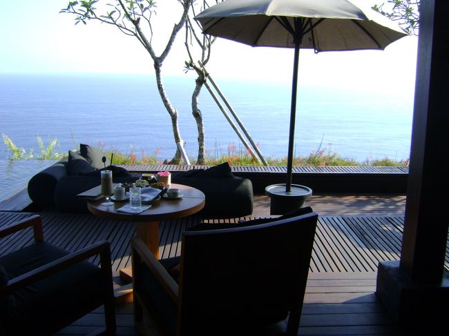 　ブルガリ。私のテーブル。<br /><br />　本当は、端っこのソファーに座りたかったけど<br /><br />　あまりの日差しのきつさに泣く泣く断念。<br /><br />　ここは、パラソルもあるし、風が優しい。　<br /><br />　カフェラテとキャロットケーキ。<br /><br />　またこれが美味いの！