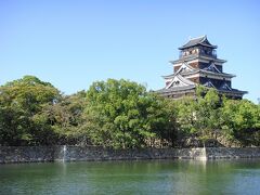 朝の広島城の前を通りました。木造り感がでていて、いいお城です。 