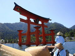 厳島神社の正式参拝ルールにのっとって、船でエントリー。

