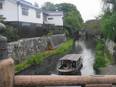 堀を行く屋形船。情緒があります。