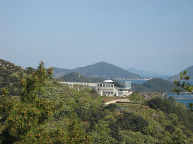 水産科学館からバスで移動するには<br />本数が少ないので思い切って<br />ソウルから来ていた母と娘の親子づれに声を<br />かけて達牙公園まで車に乗せてもらいました。<br />ようするにヒッチハイクしたんです。<br />親切な親子で片言の英語で会話しながら<br />１人旅の無事を祈ってくれるいい方に<br />感謝しました。<br />達牙公園から見た水産科学館の景色です。