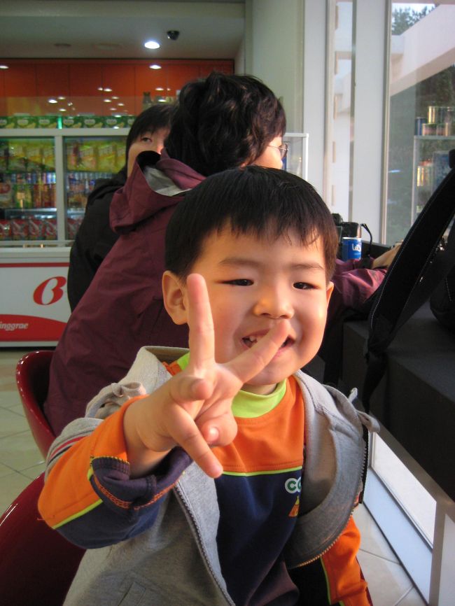 達牙公園の喫茶店で時間待ちしていた時に<br />知り合った僕ちゃんは４歳と言っています。<br />お父さんとおばあさん二人と計四人でソウルから<br />来ているとの事。<br />その後ろに写っている二人とは<br />日没後に市内に戻るバスが一緒になったので<br />私から夕食を一緒にしませんかと<br />声を掛けたら気持ちよくＯＫと答えてくれました。<br />本当にうれしかったです。