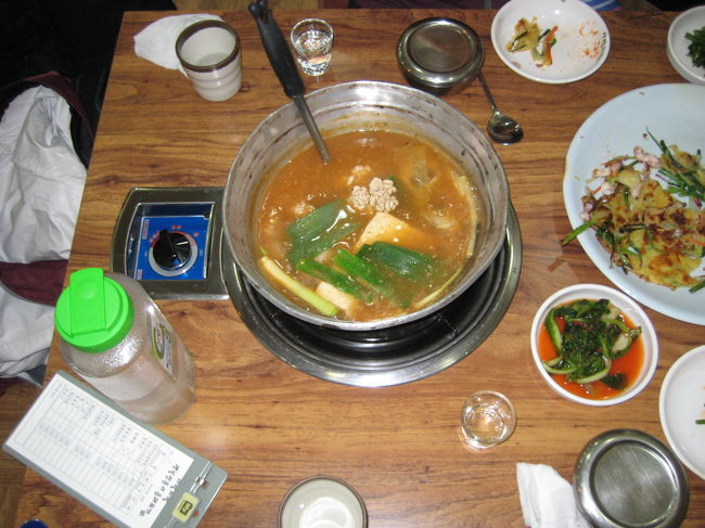 タラのお鍋は大変おしかったです。<br />最初に声を掛けた彼女はソウルでライターを<br />されているとの事。もう１人はカメラマンでした。<br />楽しく夕食が食べれて本当に感謝しました。<br />帰りは私が泊まる予定のチムジルバンまでも<br />送ってくれると言われたが昼間に歩いて<br />土地勘が判っていたので丁寧に断りして<br />お互いの旅の無事を祈ってお別れしました。<br />彼女達は明日は閑山島に行くとの事。