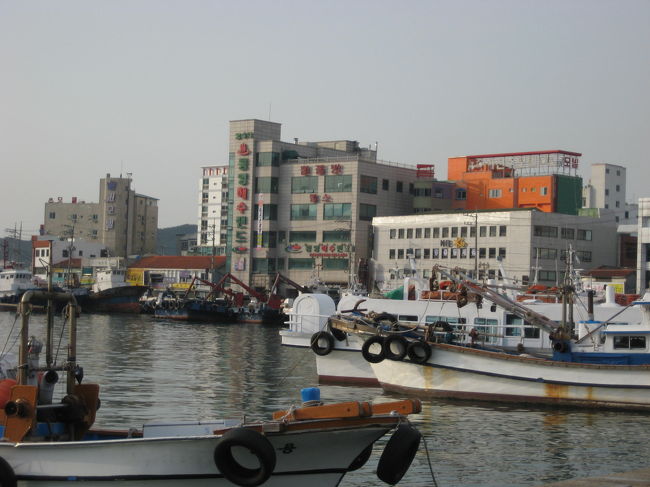 真ん中の灰色の建物が泊まった<br />統営海水ランドチムジルバンです。