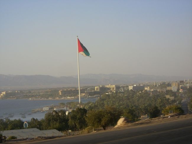 ヨルダンの運転手は、やれやれ・・・┐(´〜`；)┌って顔をして、ここはエジプトみたいな腐った国とは違うから安心しろと言う。にわかには信じがたかった。なんてたってフェリーで2時間の隣国なのだ。