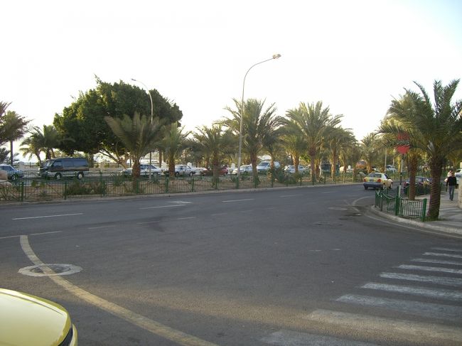 ペトラ遺跡の近くにあるワディ・ムーサという街に宿があるのだが、ダハブのジミーが、"ペトラには俺のいとこがやってるイカしてる宿があるからここに泊まりな！！やつの名はNaselだぜ。"と言って名刺をもらっていたのでそこへ。<br /><br />名刺にある紹介文は、ペトラに近い安宿ーファンキーでフレンドリーな従業員達。<br />その名を"Petra Gate Hotel"<br />