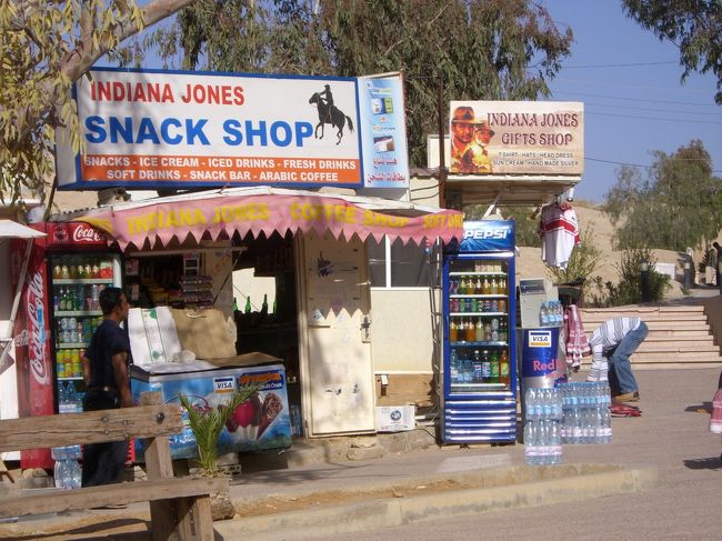 本旅行の大きな目的の一つ、ペトラ遺跡でのインディジョーンズ体験。売店で実感。