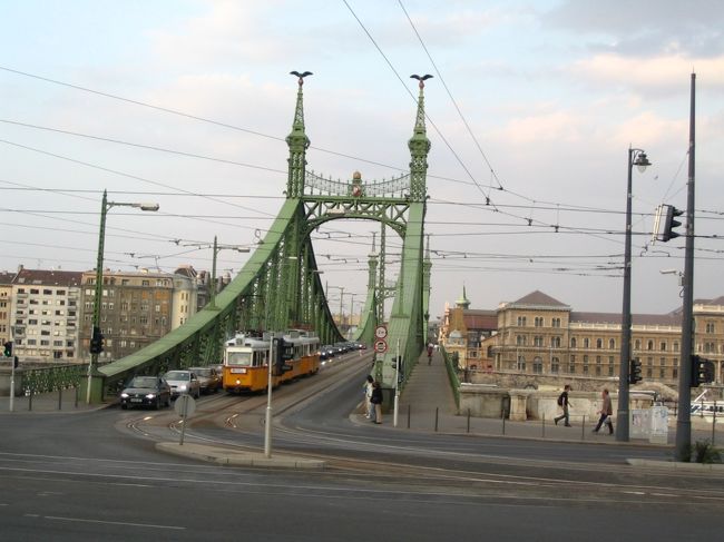 うとうと寝てしまったのが運のつき。疲れていたので仕方なかった。駅の警察署に盗難証明書をもらいに行って、色々通訳の人とか会社のハンガリー人の人に助けてもらいながら何とかなった。 
