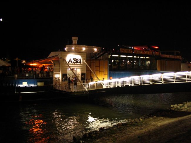 あるときには船上レストランに招かれ、おいしいご馳走とハンガリービールを頂く。さらにタバコを吸った事がないと言うと、奇異の目で見られ、いまここで吸ってみろと言うことになり、人生初のたばこ＠ハンガリーを経験。やっぱり咳込む。