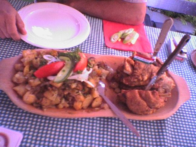 昼飯、晩飯は全部上司がおごってくれた。特に晩飯は毎晩レストランで豪勢だった（ ￣-￣）ﾄｵｲﾒ 