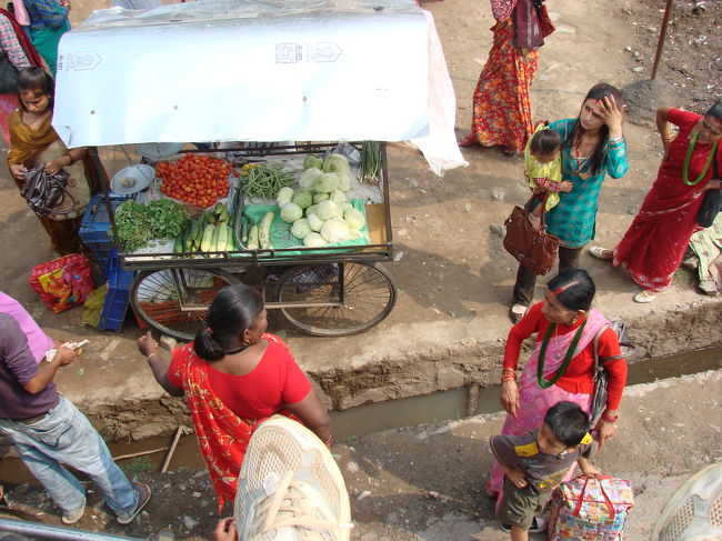 荷物があるのでギャザルティ村まで歩きそこからバスでポカラの北部にあるバスターミナルまで降りてきた。<br />バスは超満員で荷物ともども屋根の上に座らされた。