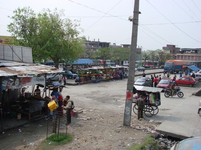やっとバスターミナルへ着いた、この後乗り合いのミニバンで別のターミナルへ移動、そこからバスでカトマンドゥへ、カトマンドゥまでのバス料金は３５０ルピー。