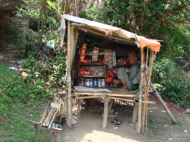これも途中で見かけた小さなお店、中で店番のおじいさんが居眠りしている。