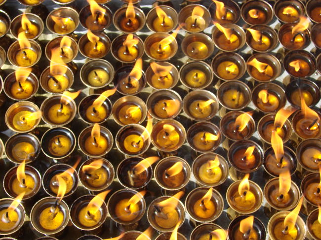 境内の入り口では灯明を売っていた。