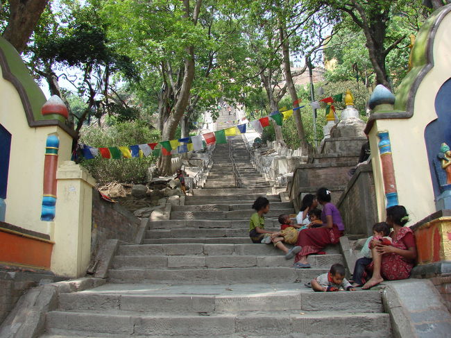 石段にも何組かの物乞いがいる、私にむかってパパァ、パパァと言いながら手を差し出す。<br />