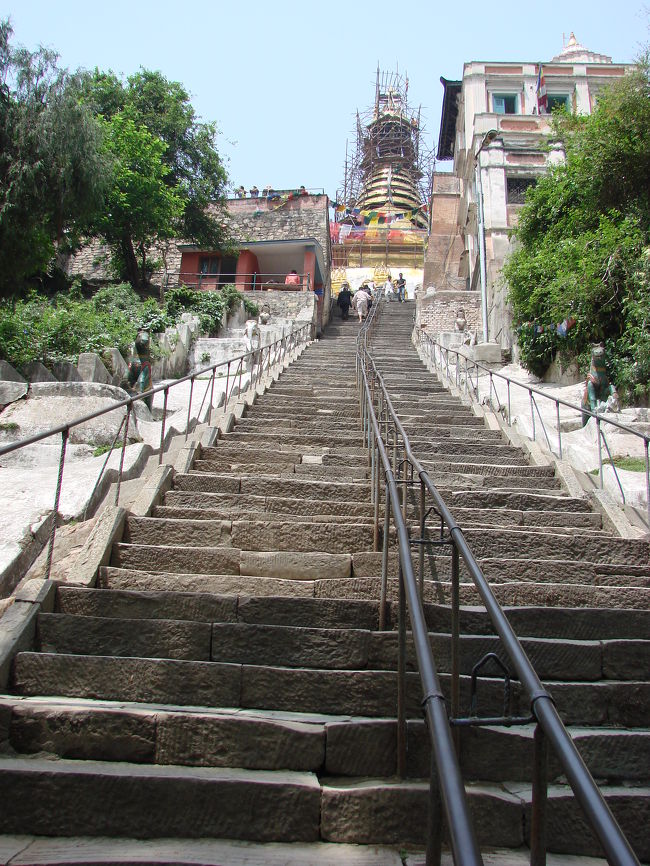 パゴダが見えてきたが鉄パイプで取り囲まれている、ここも修理中だ。