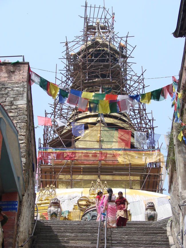 上の境内へ上がりきる手前にチケット売り場がある。<br />東南アジア人ｘｘルピー、外人２５０ルピー。