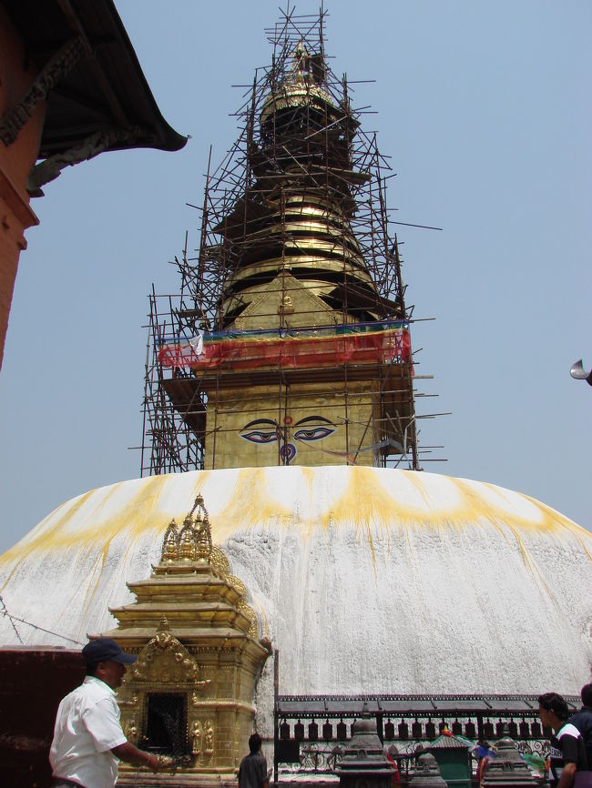 頭部を修理中のパゴダ。