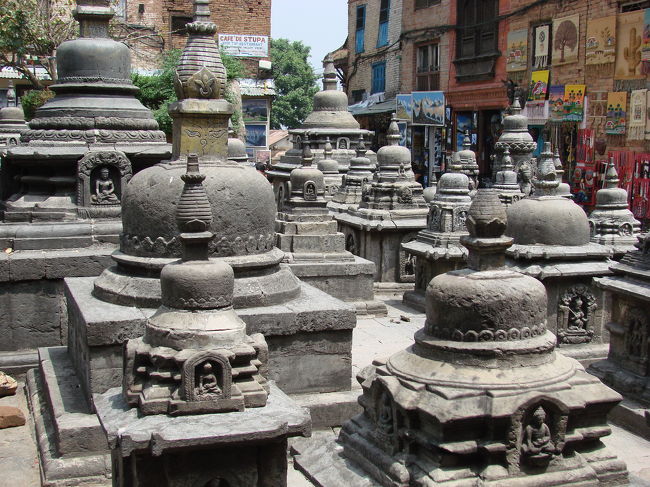 境内にある小さなパゴダの群れ。