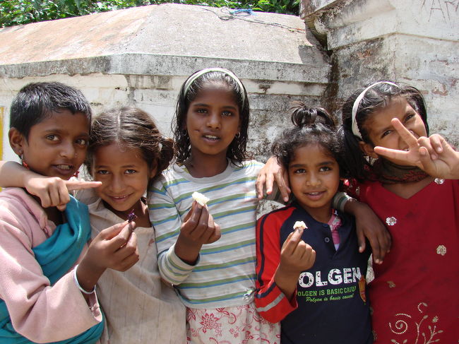 境内にいた５人の少女、多少英語をしゃべるので外人を見かけると話しかけて物をねだる。