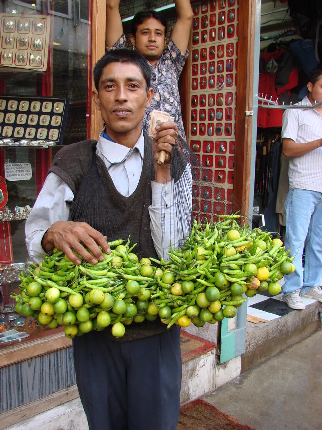 唐辛子とライムを組合した飾り物、店の入り口などに飾るらしい。