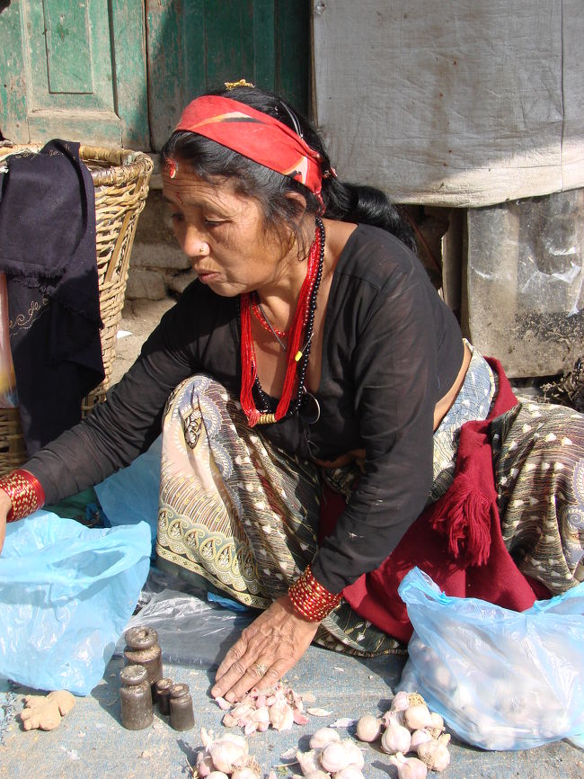 ニンニクや生姜を売る小母さん。この人も売り物の野菜は僅かしか持っていない。日銭を稼げればそれで良いのかも・・・。