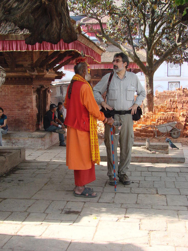 広場なんかにはこんな奇抜な服装をしたババ（サドゥー）と呼ばれる者がいて人々から金をせびっている。