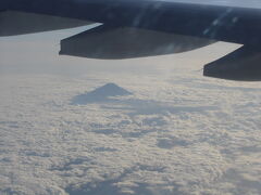 １０月１日。
成田からアシアナ航空機で、まずは乗り継ぎ地の仁川へ。富士山が見送ってくれた。