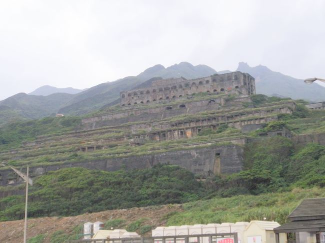 飛行機がつくと、出迎えにやってきてくれたガイドさんのトークがうますぎてついつい、自力でいくはずだった九ふんツアーへ。その代わり個人では行きにくい、黄金博物館へもまわってくれることに。かつて、日本の統治時代に日本人が指揮して黄金を発掘していたという。ここは、もう廃墟。