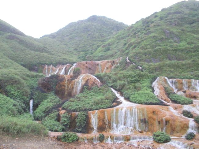 少し、山の方面へ移動。この地域はよく。CM撮影などに使われるらしい。ここは、有害物質が流れているので川への立ち入り禁止区域。絶景なのに･･･。ということで写真撮影スポットです。